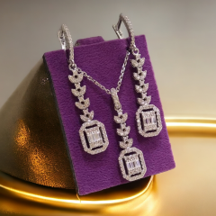 BAGETY TAŞLI ALTIN KAPLAMALI GÜMÜŞ KOLYE KÜPE SET