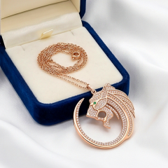 Aslan, Zümrüt ve Swarovski Taşlı İthal Rose Gümüş Kolye