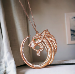 Aslan, Zümrüt ve Swarovski Taşlı İthal Rose Gümüş Kolye