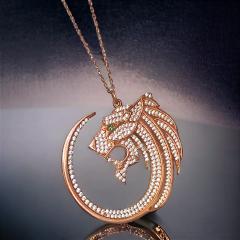 Aslan, Zümrüt ve Swarovski Taşlı İthal Rose Gümüş Kolye