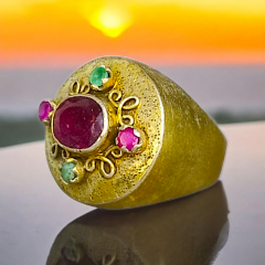 YAKUT VE ZÜMRÜT TAŞLI ALTIN KAPLAMA GÜMÜŞ YÜZÜK