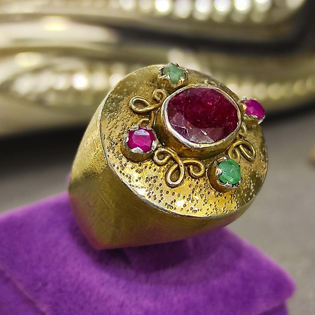 YAKUT VE ZÜMRÜT TAŞLI ALTIN KAPLAMA GÜMÜŞ YÜZÜK