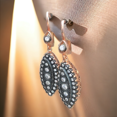 Elmas Montur, Altın kaplamalı Gümüş Mekik Küpe