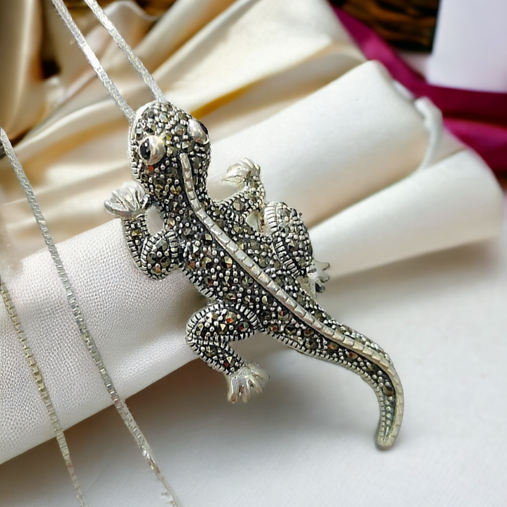 Kertenkele Model Markiz Taşlı Gümüş Kolye