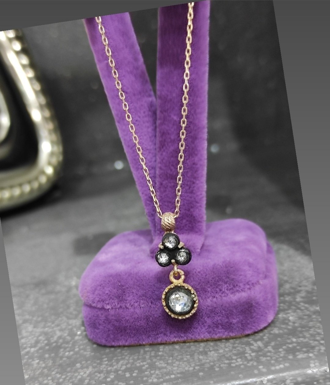 Elmas monturlu, tektaş altın kaplamalı gümüş kolye