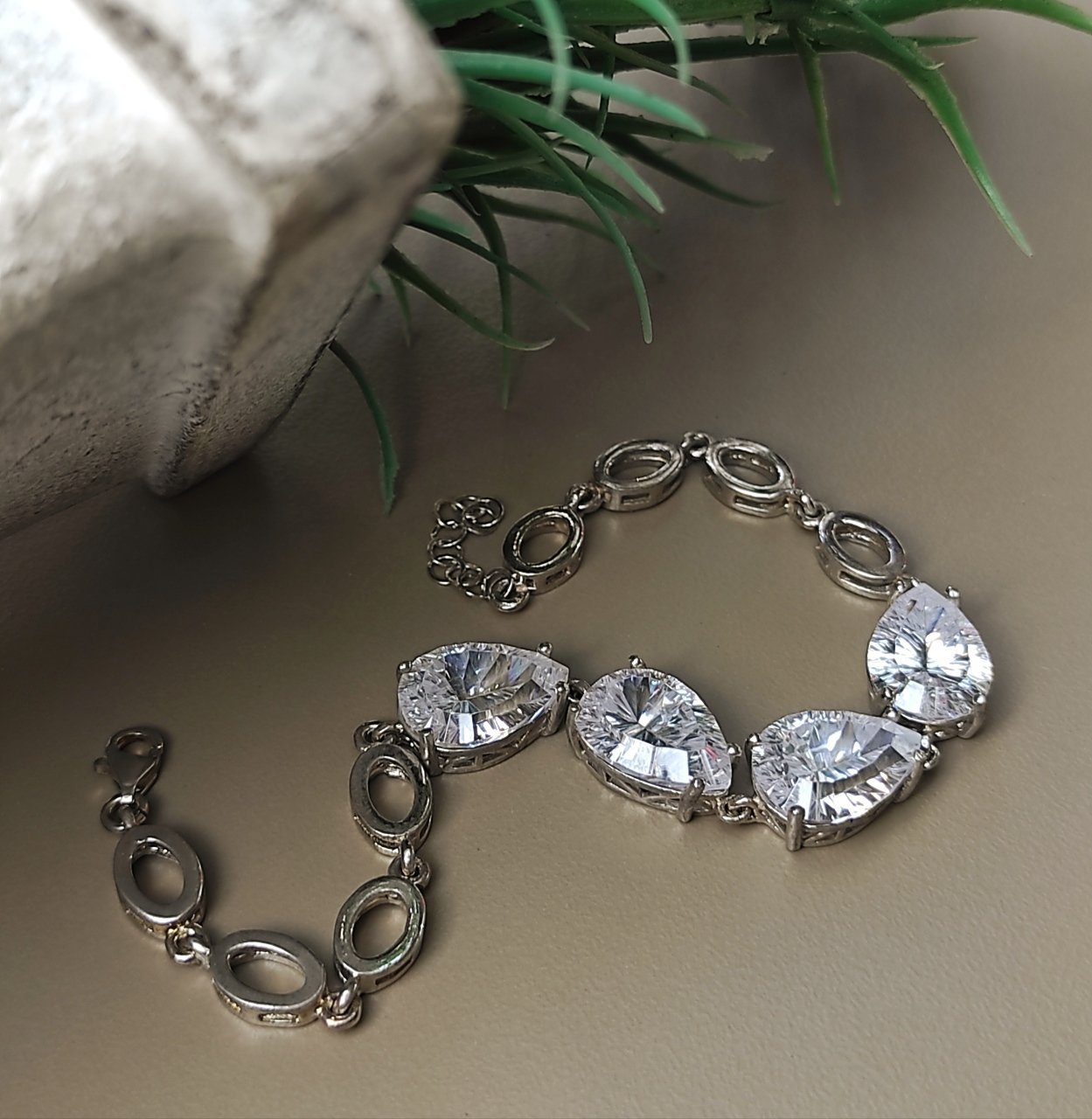 SWAROVSKİ TAŞLI, ALTIN KAPLAMALI İTHAL GÜMÜŞ  BİLEKLİK