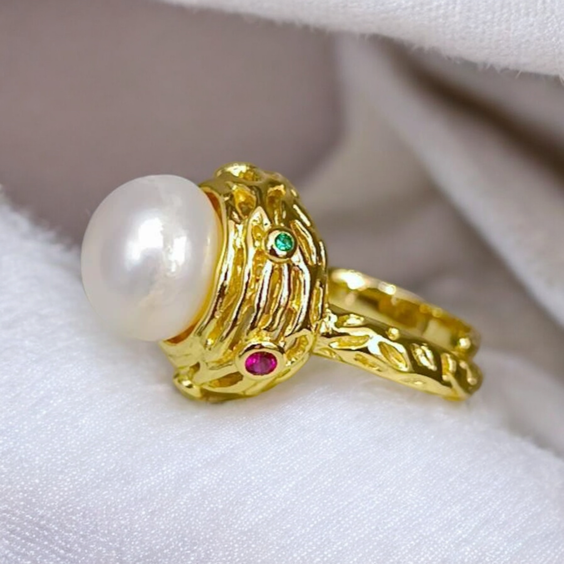 İnci, Zümrüt ve Yakut Taşlı Altın kaplamalı Gümüş Yüzük