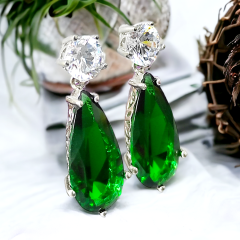 Zümrüt Yeşili swarovski taşlı  Altın Kaplamalı Gümüş Küpe