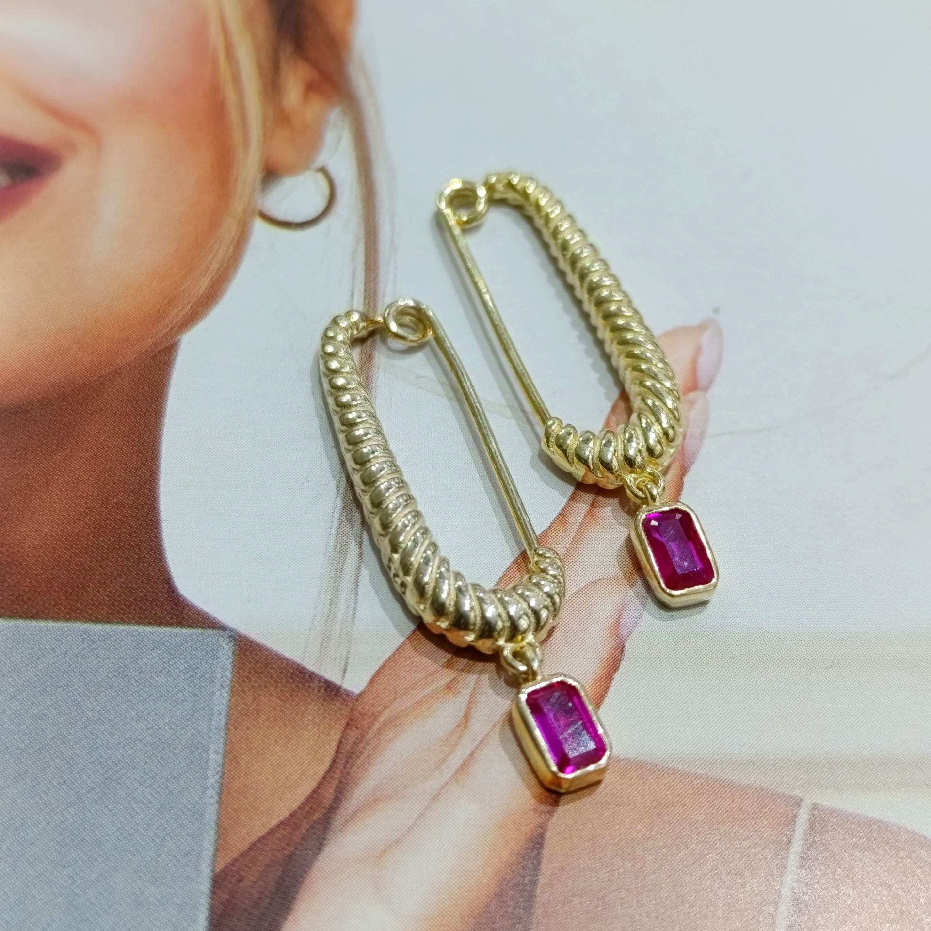 Zirkon Taşlı Tasarım Gold Gümüş Küpe