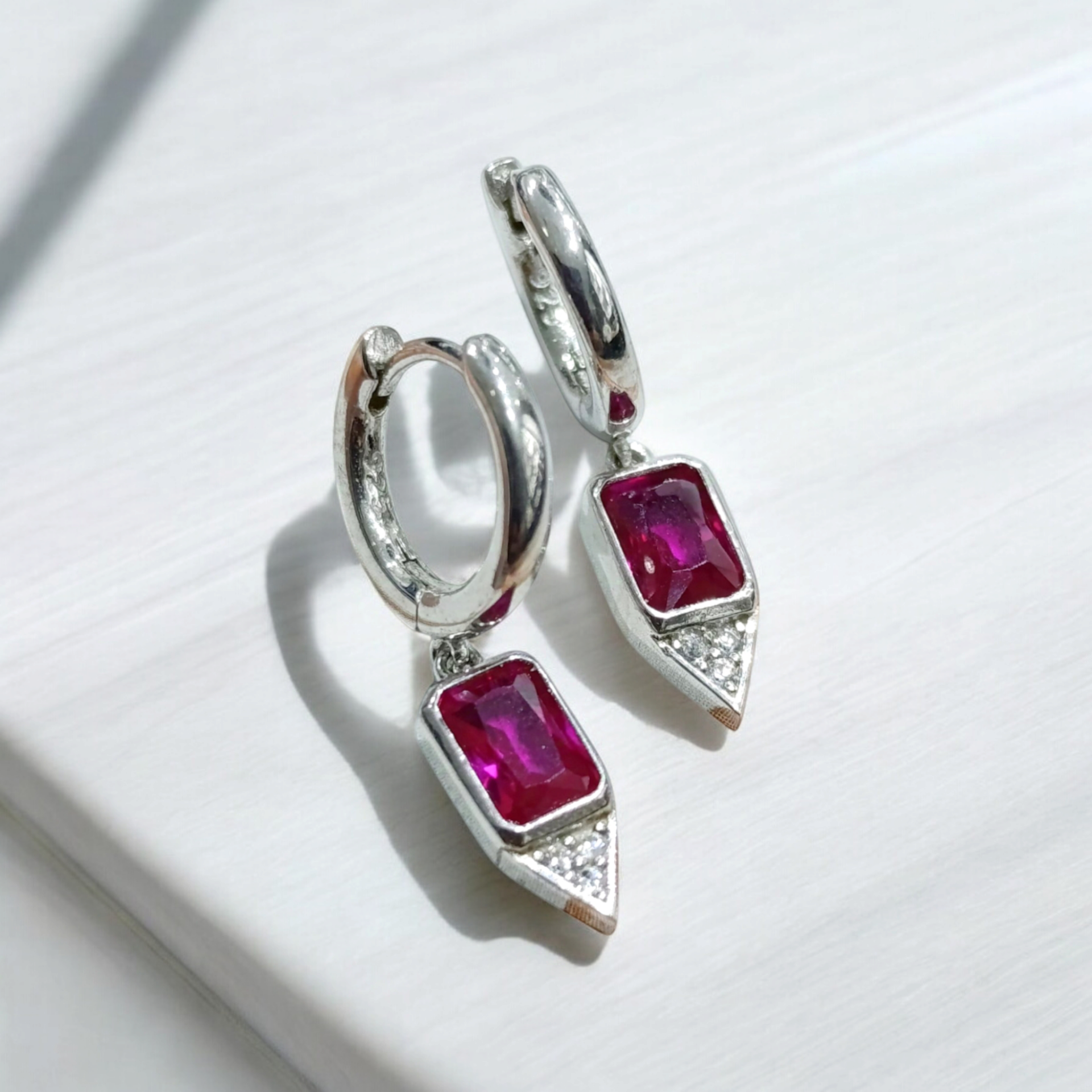 Yakut Taşlı İthal Gümüş Küpe