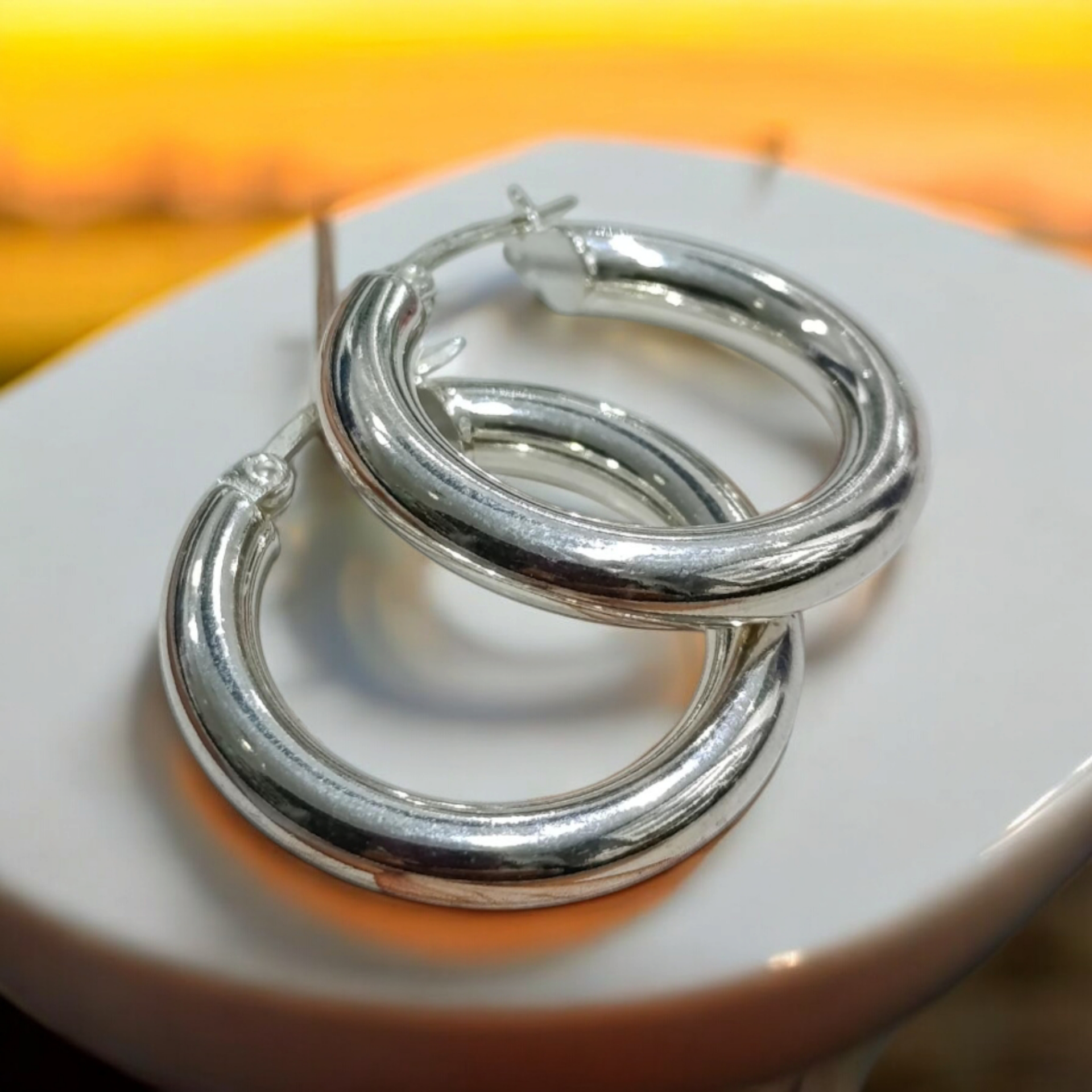 Boru Model Bombeli Gümüş Halka Küpe