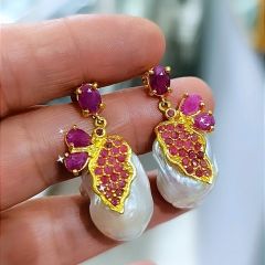 Yakut Taşlı,Barok İnci,22 Ayar Altın Kaplamalı Gümüş Tasarım Küpe