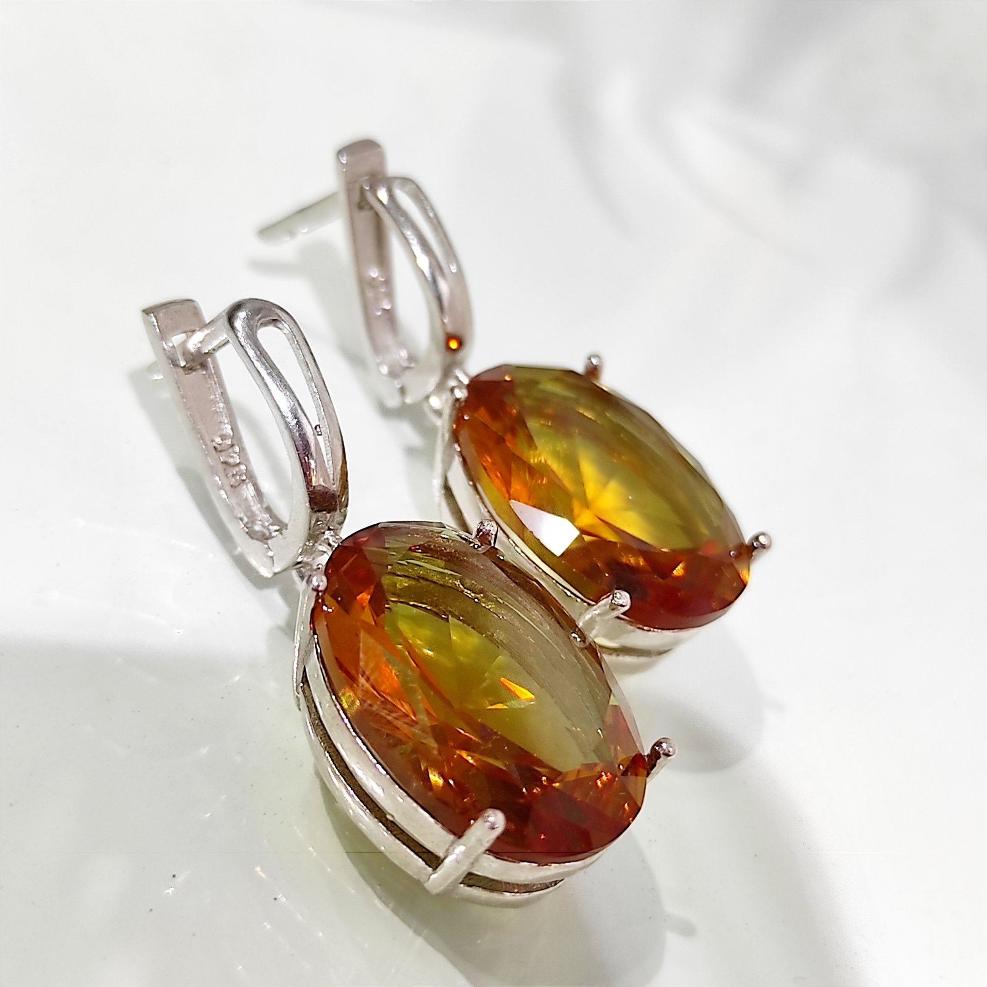 Zultanite Taşlı Renk Değiştiren  İthal Gümüş Küpe