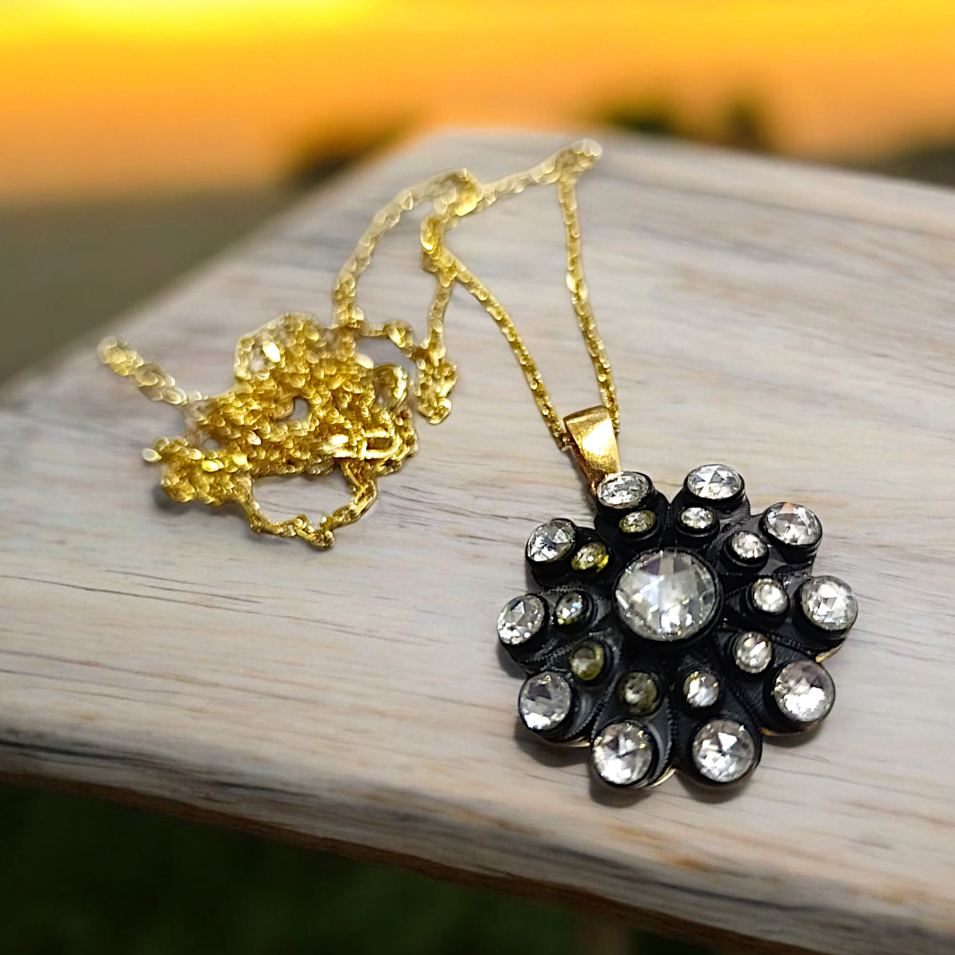 Elmas Montur, Altın Kaplamalı Gümüş Kolye