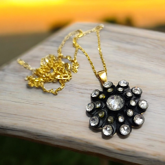 Elmas Montur, Altın Kaplamalı Gümüş Kolye