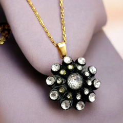 Elmas Montur, Altın Kaplamalı Gümüş Kolye