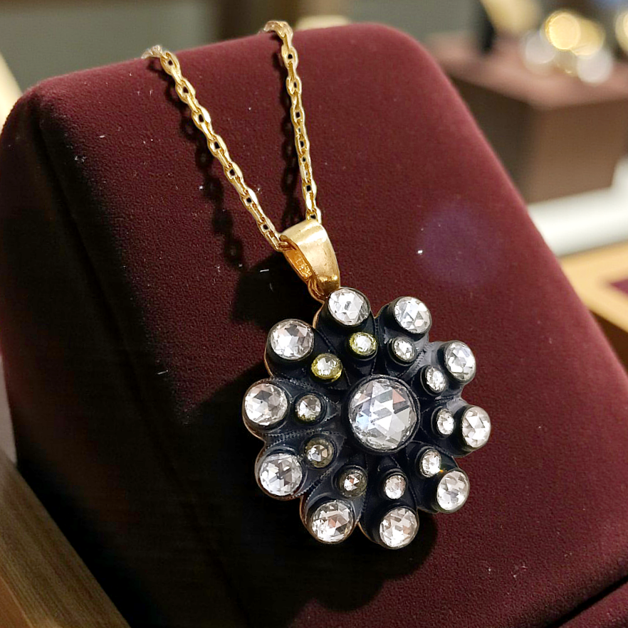 Elmas Montur, Altın Kaplamalı Gümüş Kolye