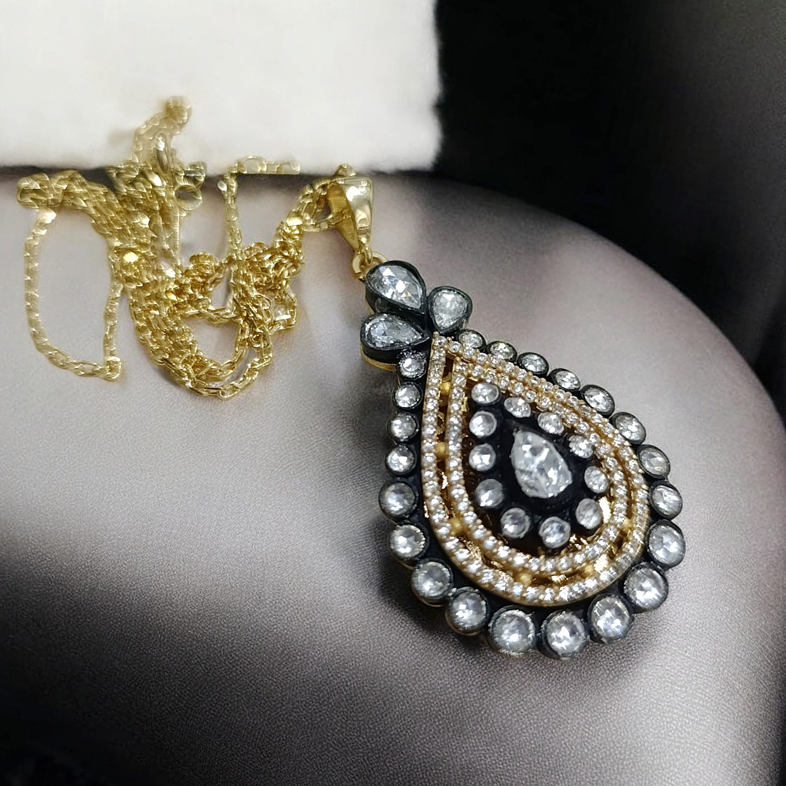 Elmas Montur, Altın kaplamalı Gümüş Tasarım Kolye