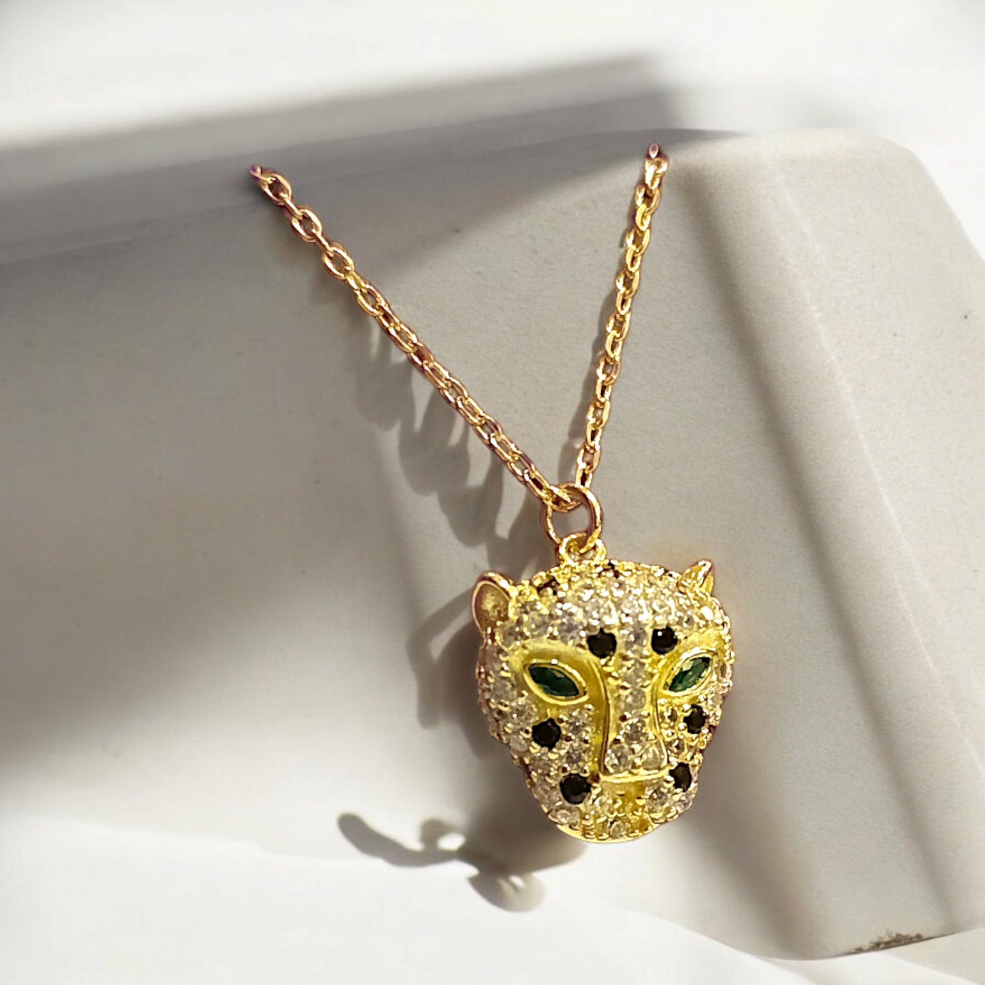 Aslan başlı , Zümrüt taşlı Van clife Model Altin kaplamalı Gümüş Kolye