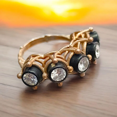 Elmas Montur 8 Ayar Altın kaplamalı Gümüş 5 taş Yüzük