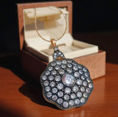 Elmas işçiliği,Elmas Montur Altın kaplamalı Gümüş Kolye