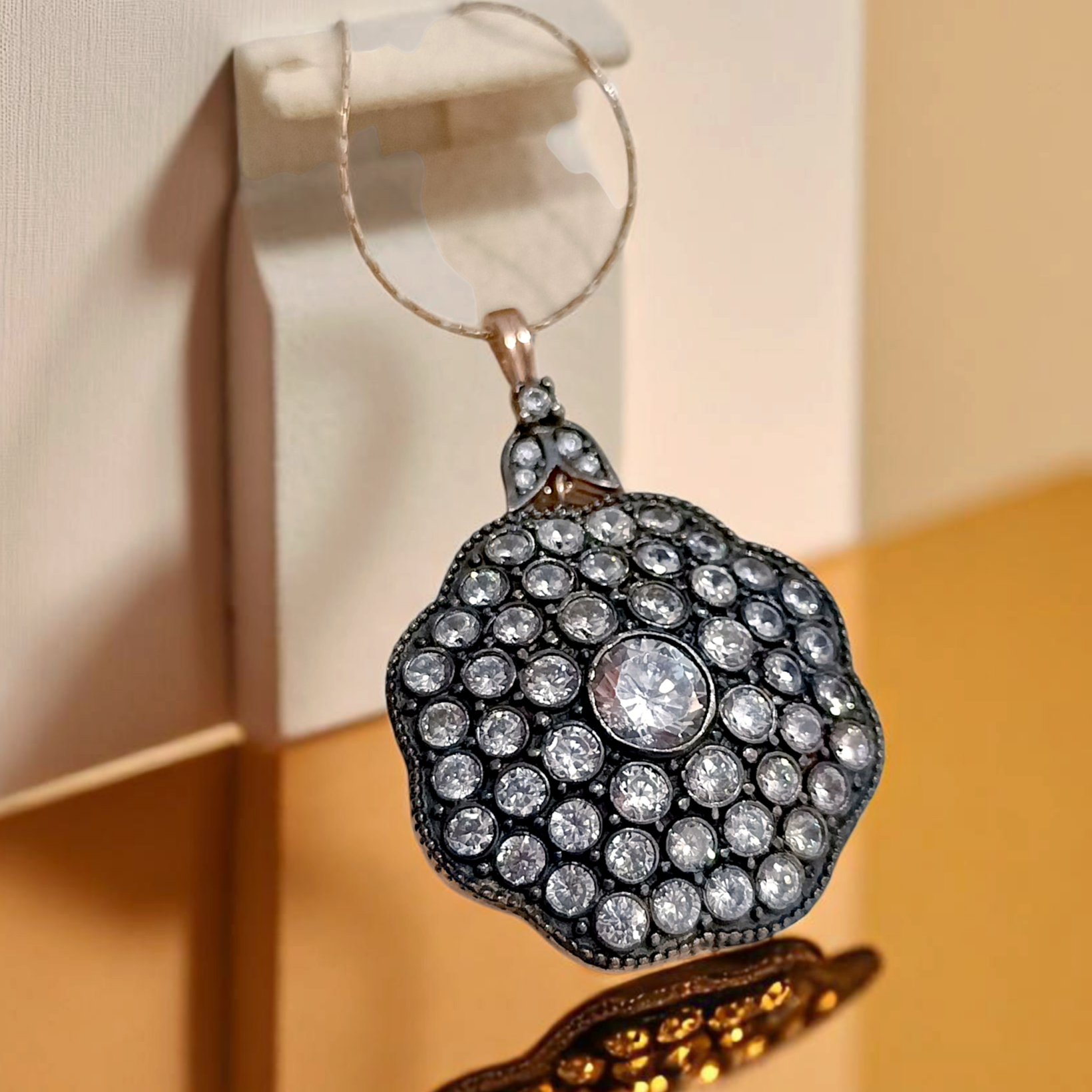 Elmas işçiliği,Elmas Montur Altın kaplamalı Gümüş Kolye