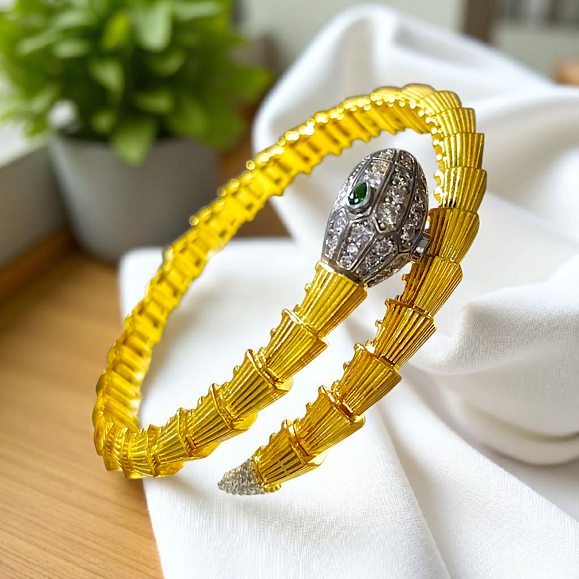 Yılan model,Zümrüt Taşlı İthal Altın Kaplamalı Gümüş Bilezik