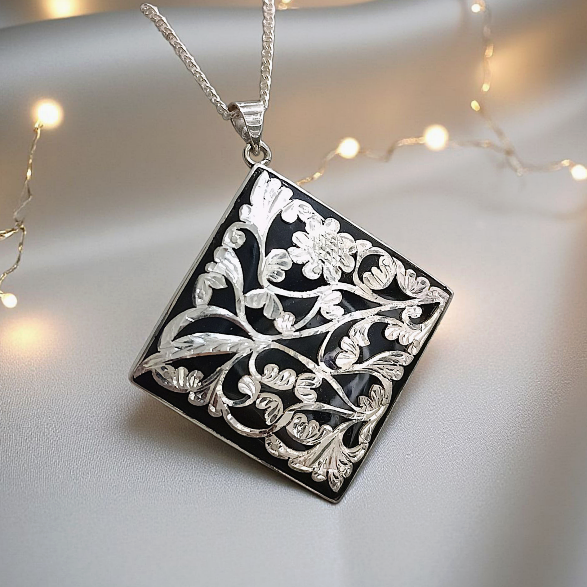 Oltu Taşlı Tek Tasarım Elişi Gümüş Kare Kolye