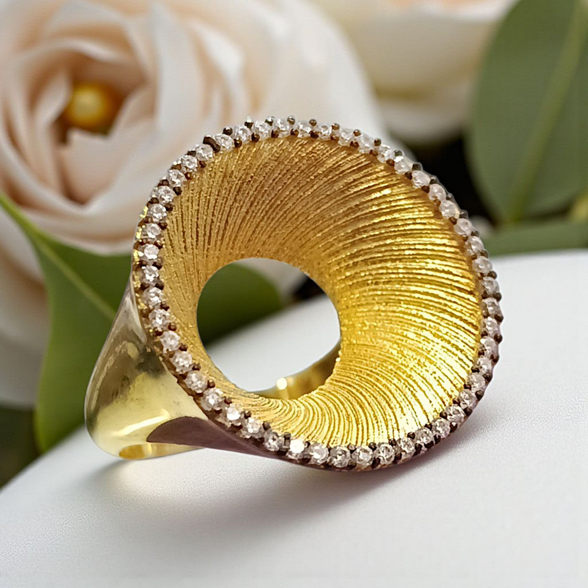 Tasarım Swarovski Taşlı Altın Kaplamalı Gümüş Yüzük