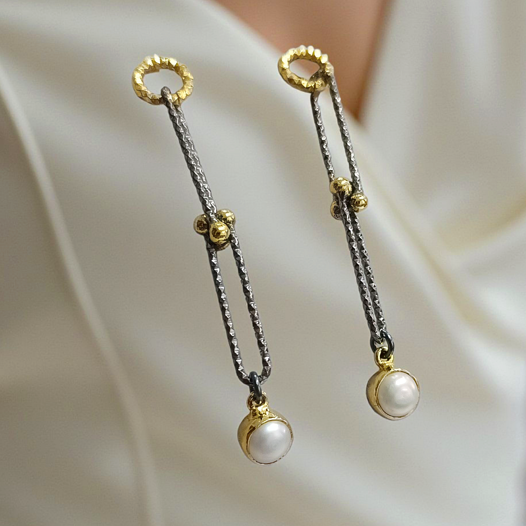 İnci Taşlı Tek Tasarım Altın Kaplamalı Gümüş Küpe