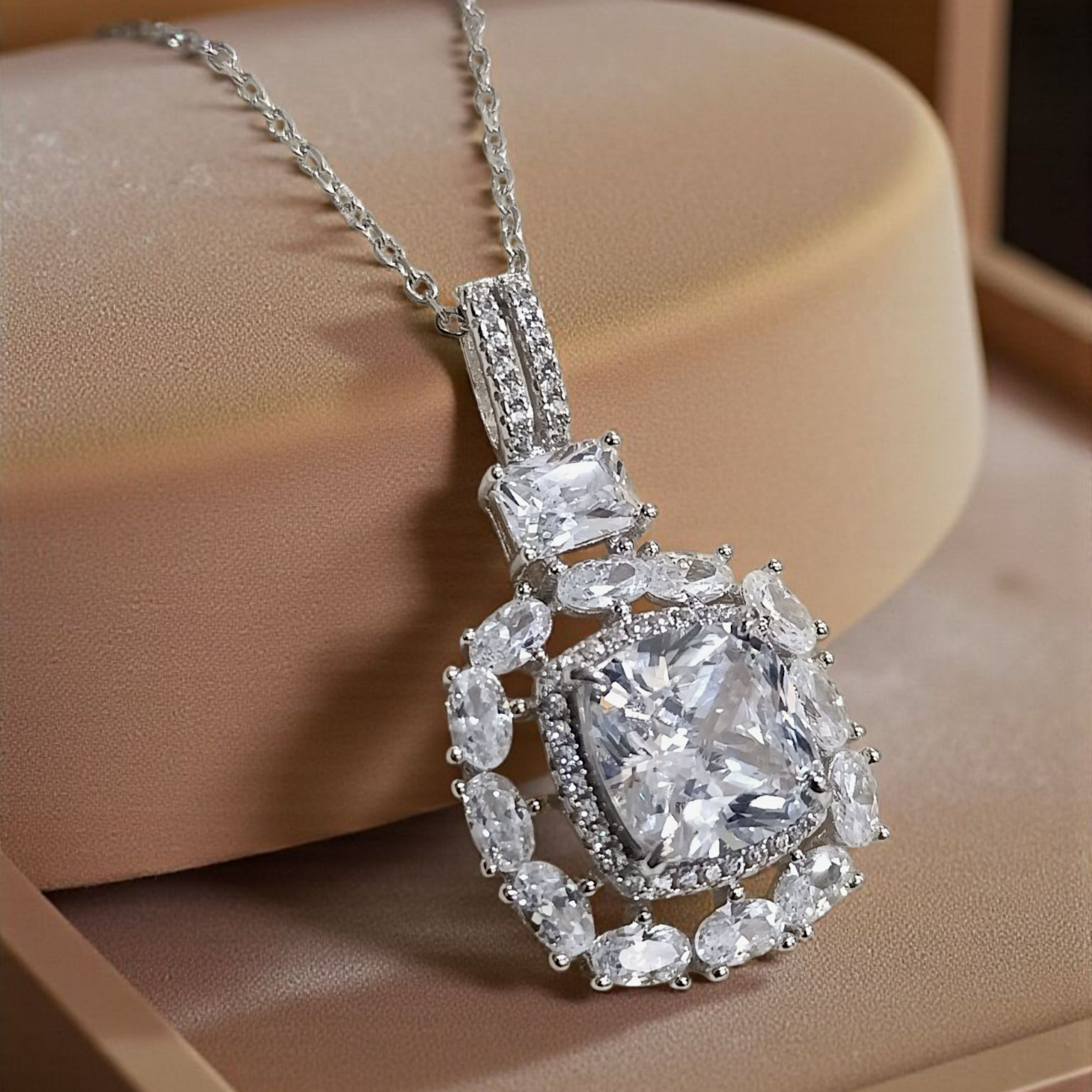 Mozanit Taşlı ,Beyaz Altın Kaplamalı Gümüş Kolye