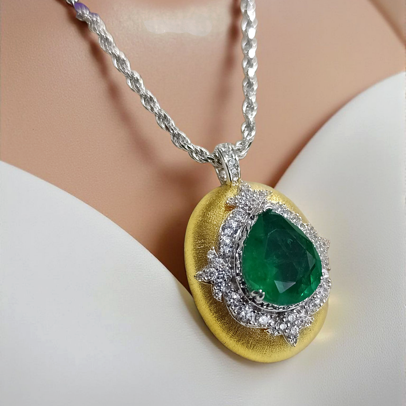 Mozanit ve Zümrüt Taşlı Altın Kaplamalı Gümüş Kolye