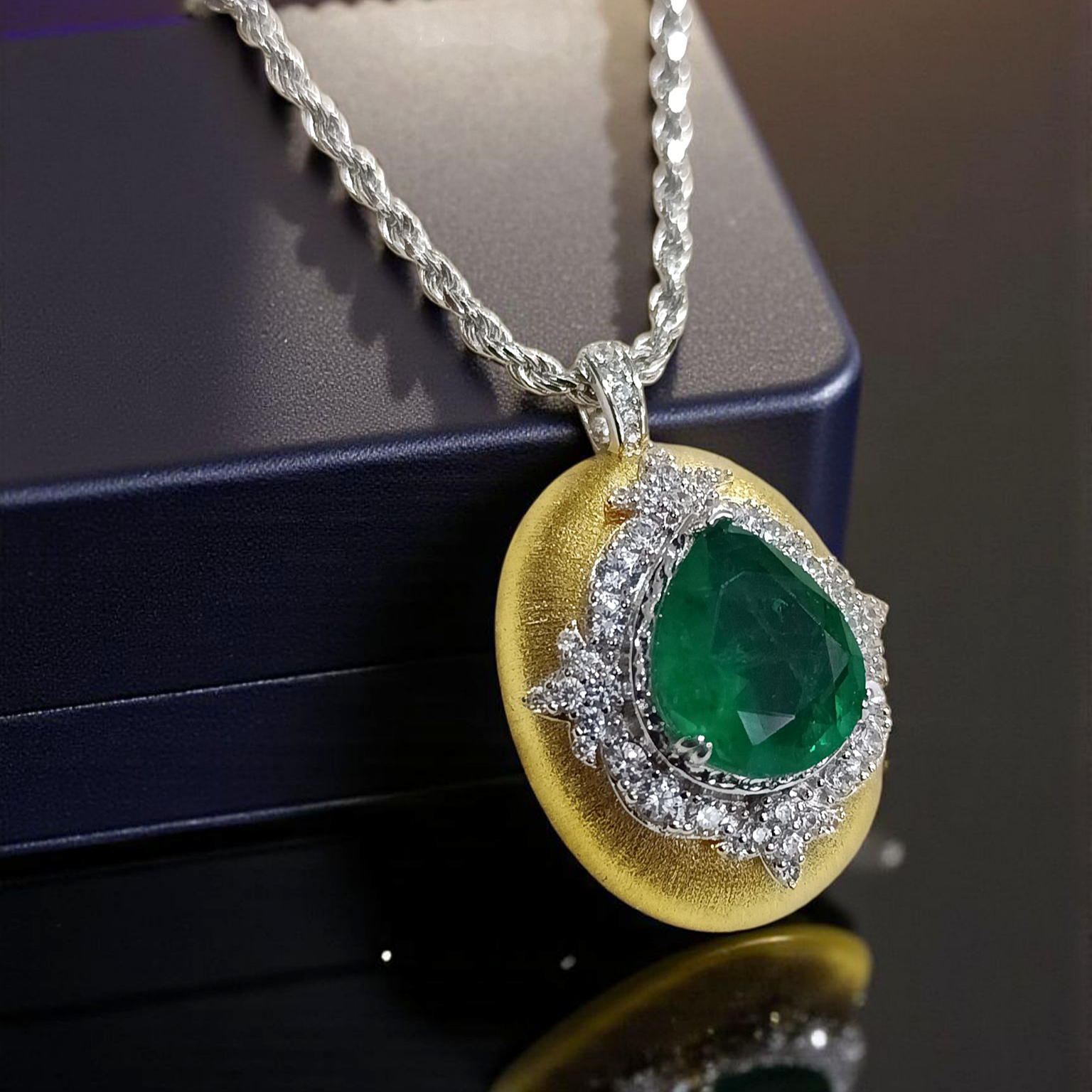 Mozanit ve Zümrüt Taşlı Altın Kaplamalı Gümüş Kolye