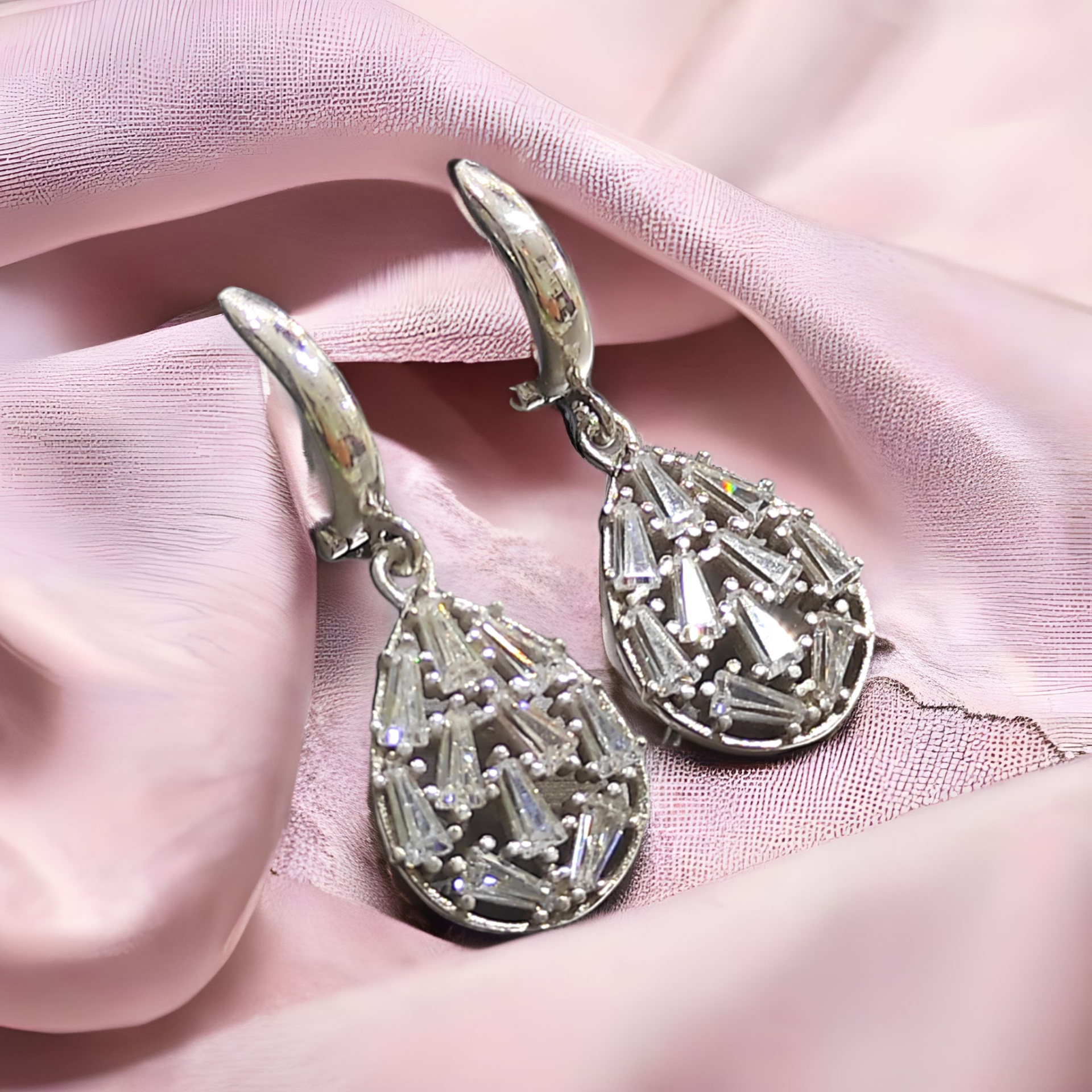 Bagety Taşlı İthal Damla Gümüş Küpe