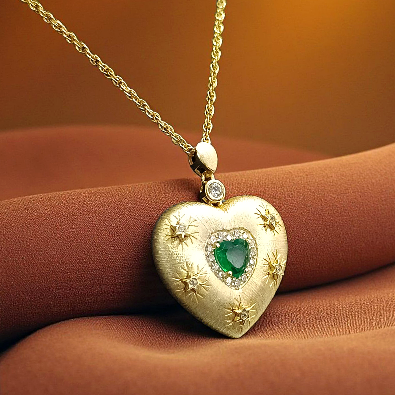 Zümrüt Taşlı Altın Kaplamalı Gümüş Kalp Kolye