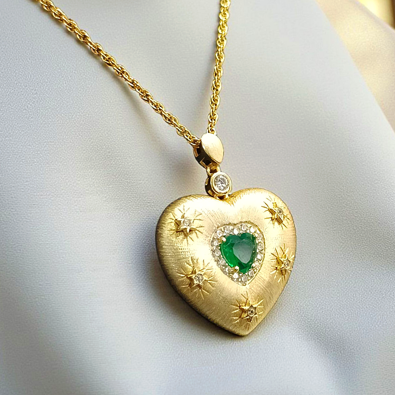 Zümrüt Taşlı Altın Kaplamalı Gümüş Kalp Kolye
