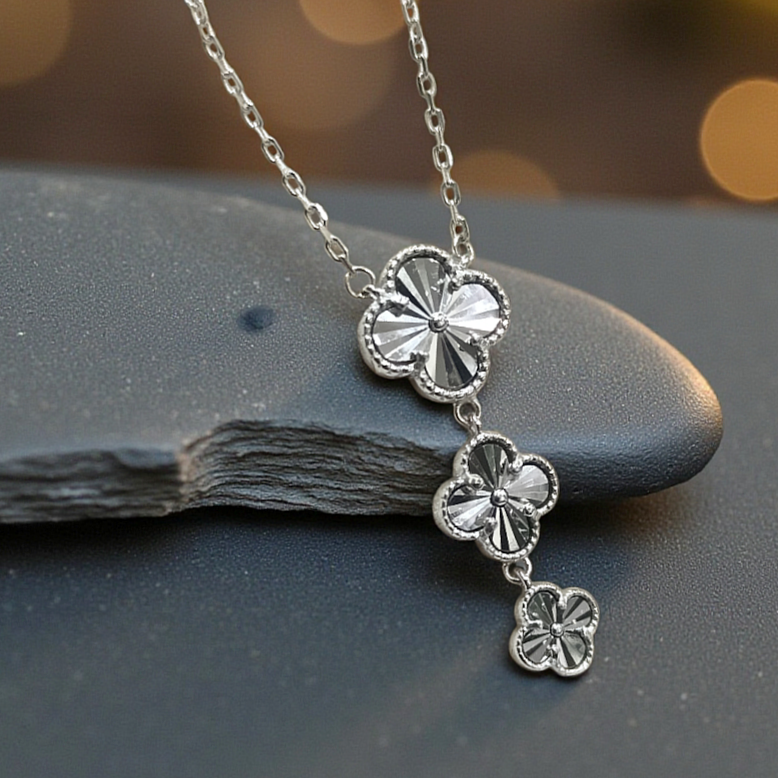 Yonca model lazer işlemeli Gümüş Kolye