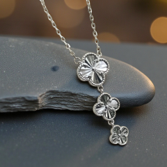 Yonca model lazer işlemeli Gümüş Kolye