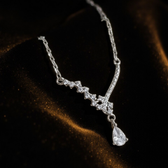 Mozanit Taşlı Altın Kaplamalı Gümüş Damla Kolye