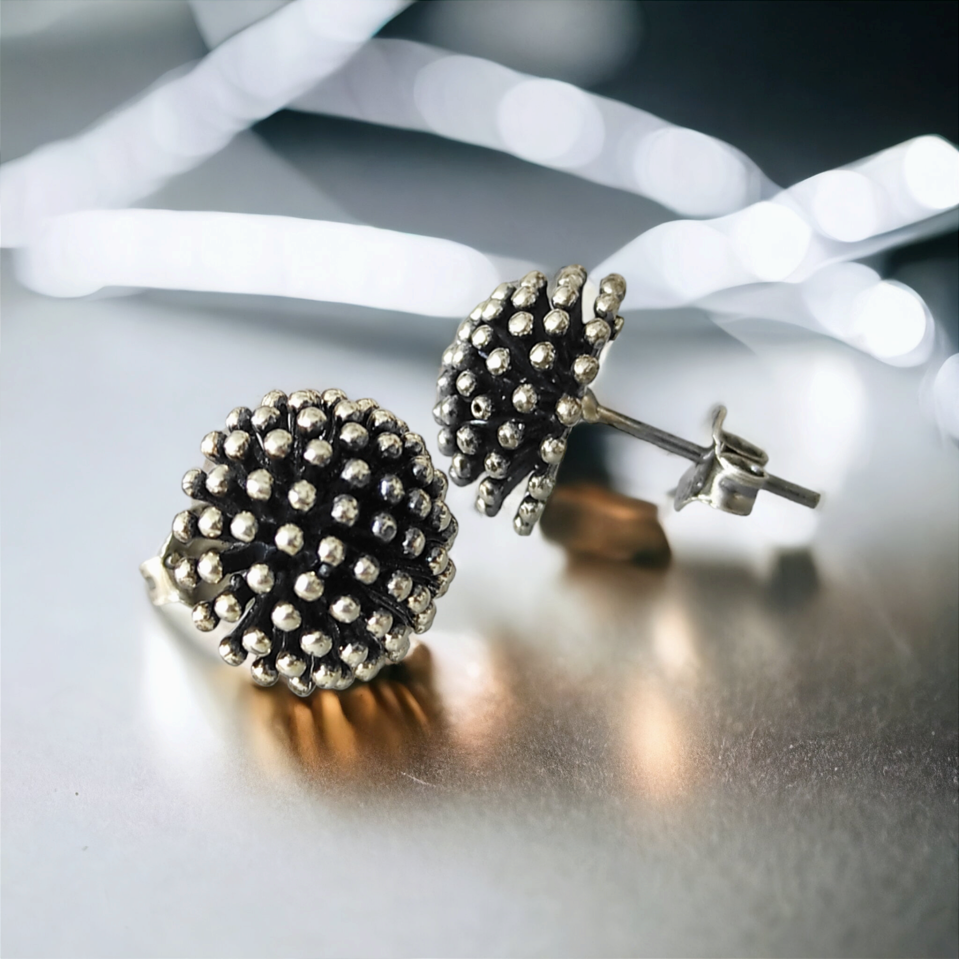 Çivili Model Gümüş Top Küpe