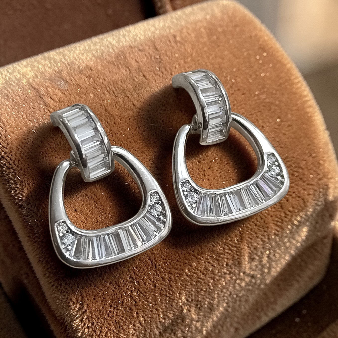 Swarovski Bagety Taşlı Altın Rodajlı Gümüş Küpe