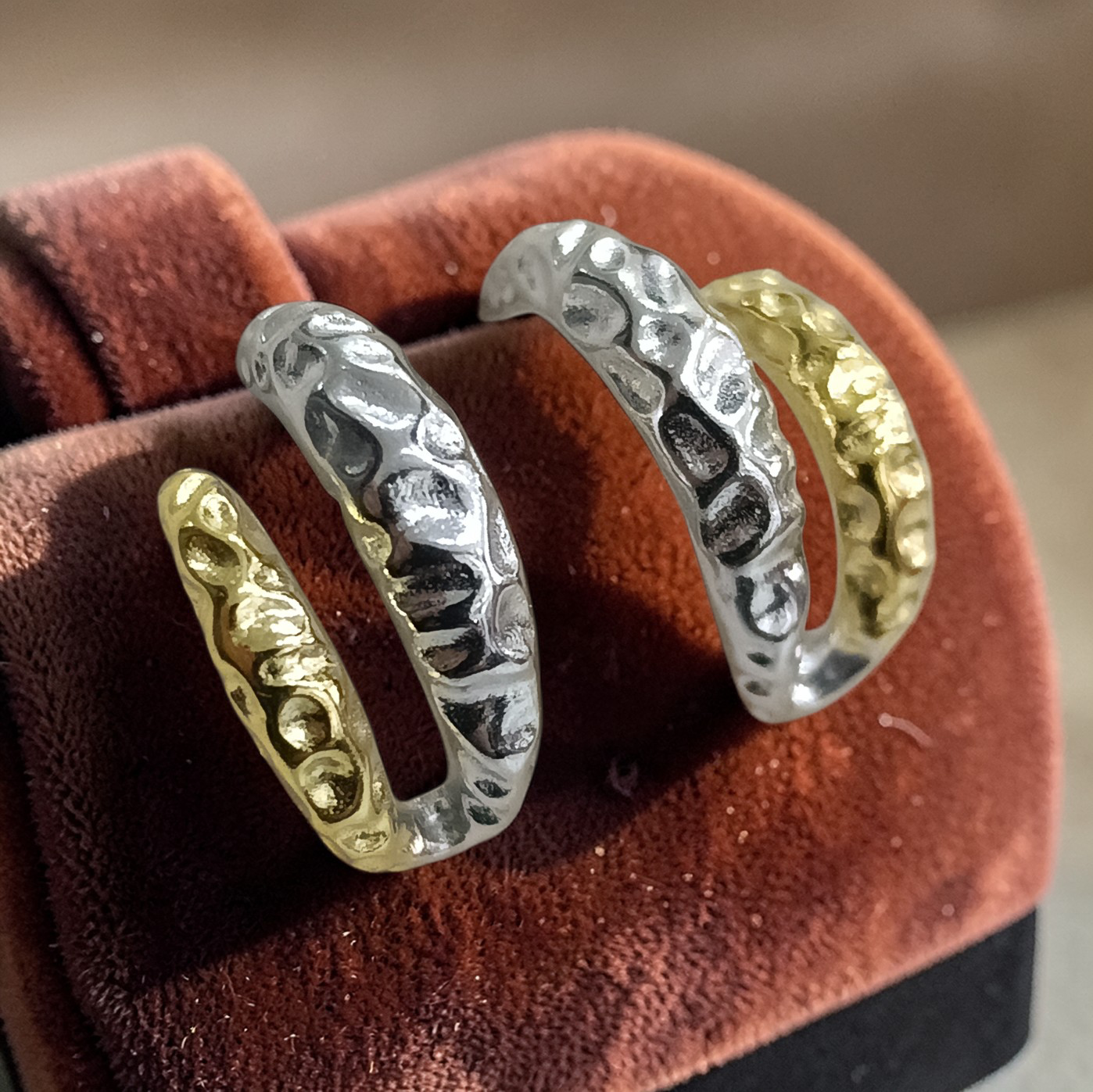 Elişi dövmeli İki renkli Çivili Gümüş Küpe