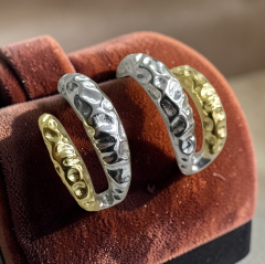 Elişi dövmeli İki renkli Çivili Gümüş Küpe