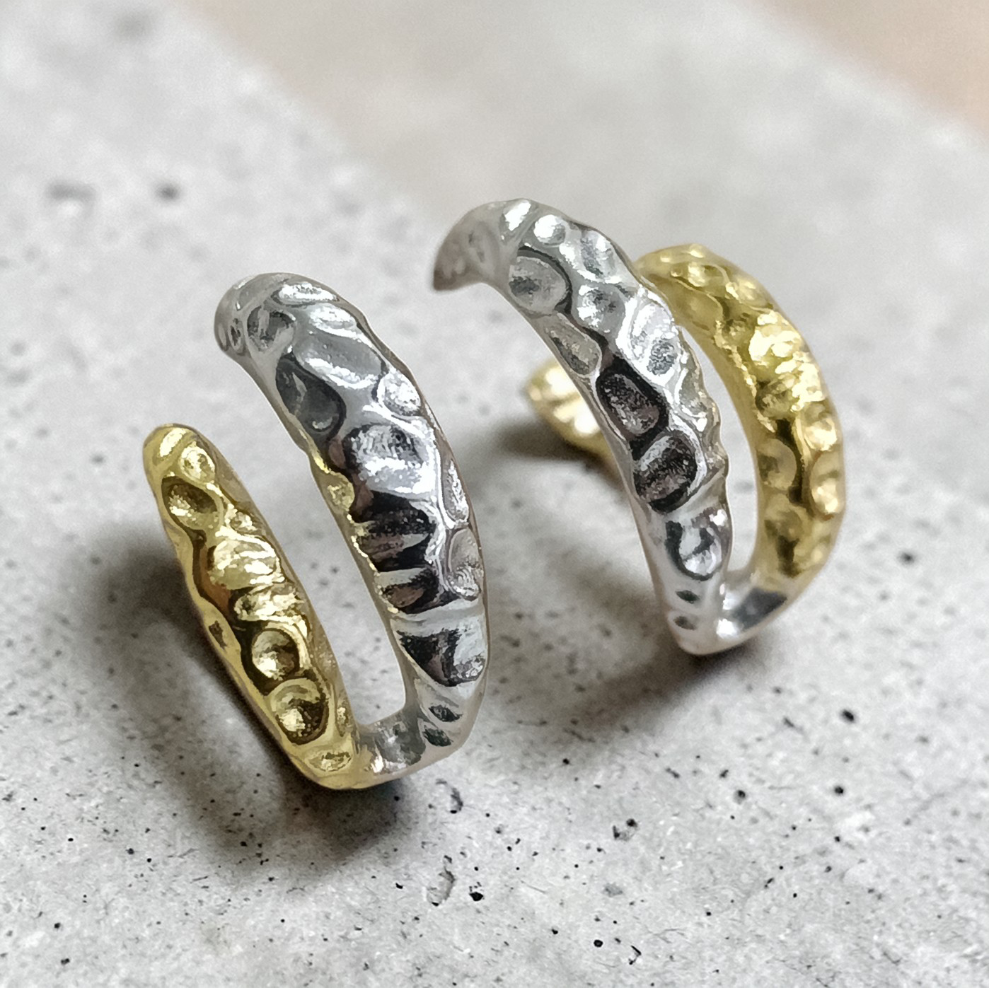 Elişi dövmeli İki renkli Çivili Gümüş Küpe