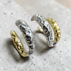 Elişi dövmeli İki renkli Çivili Gümüş Küpe