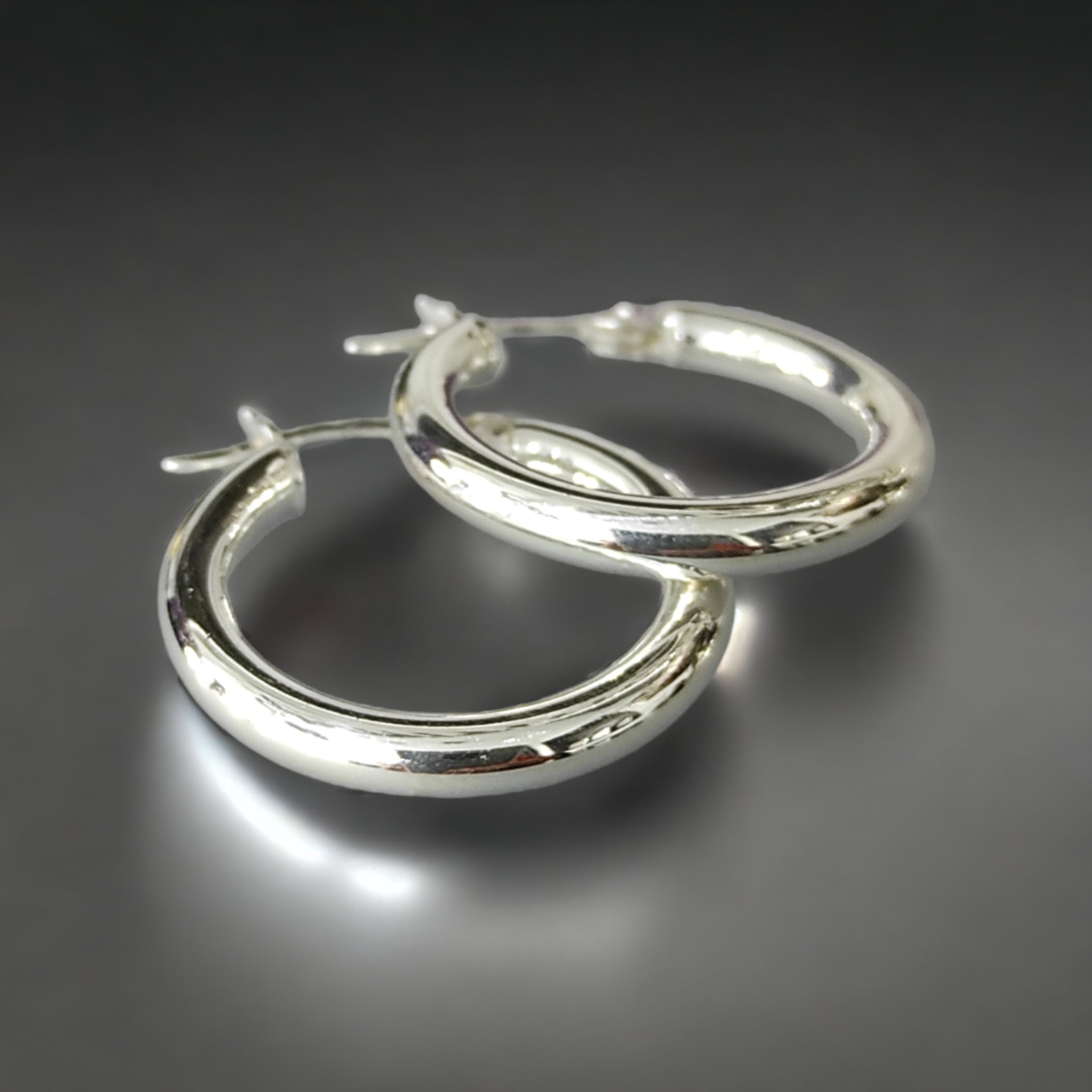 İnce Bombeli Gümüş Halka Küpe