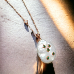 Barok inci , Zümrüt Taşlı Rose Gümüş Kolye